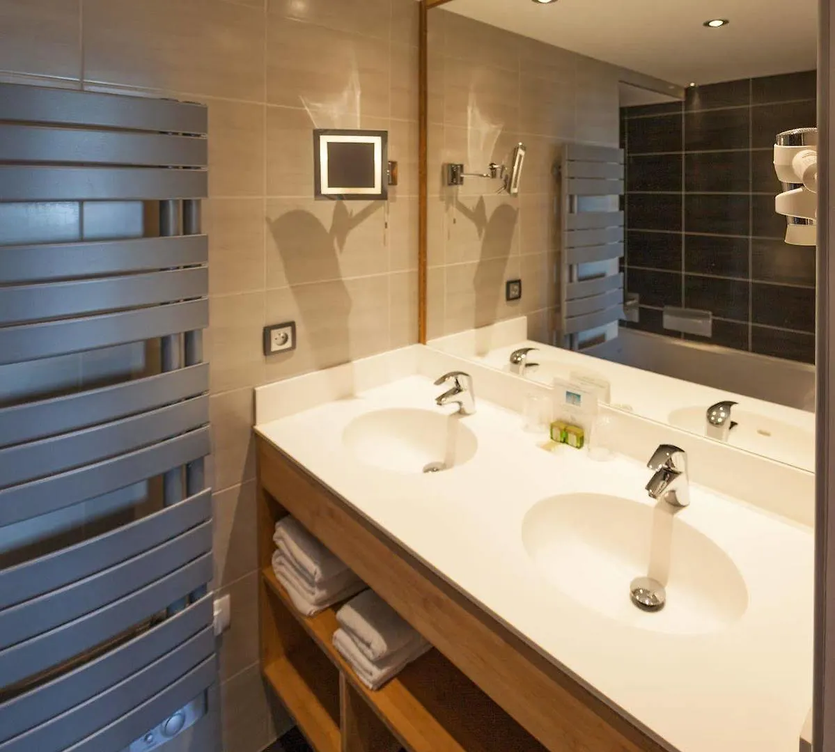 *** Hotell Hôtel Foch Tarbes Frankrike